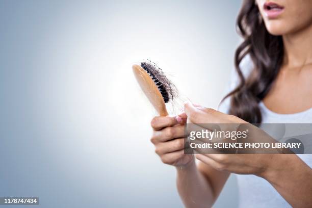 female hairloss - brush in woman's hair imagens e fotografias de stock