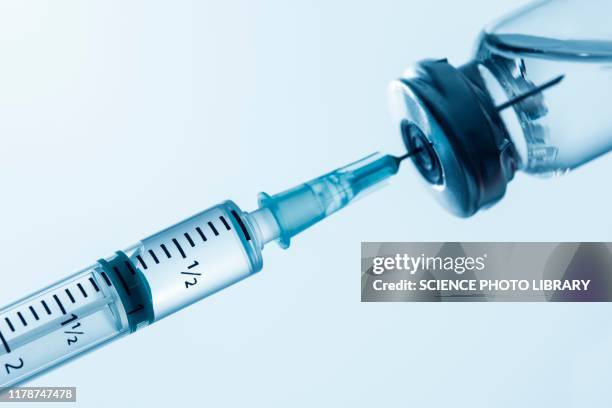 syringe being filled - injecteren stockfoto's en -beelden