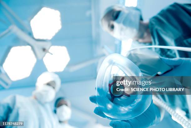 anaesthetist placing mask on patient - verdovingsmiddel stockfoto's en -beelden
