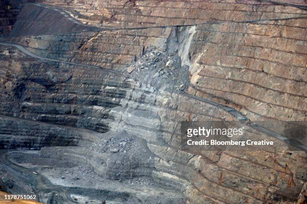 open pit gold mine - gold mine stockfoto's en -beelden