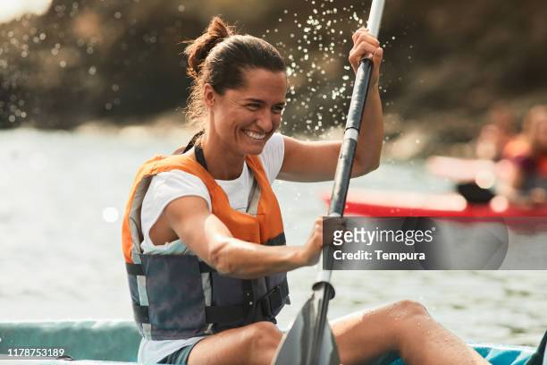 kayak de style de vie et vacances - canoë photos et images de collection