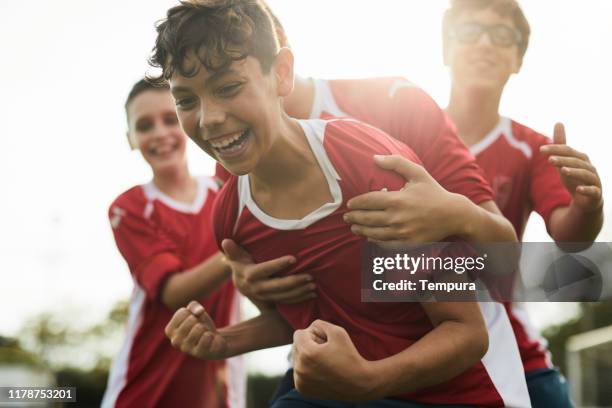un jugador de fútbol celebra un gol. - niños deporte fotografías e imágenes de stock