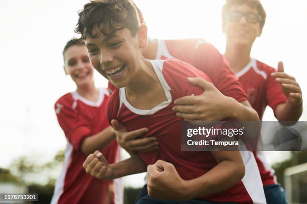 un jugador de fútbol celebra un gol. - términos deportivos fotografías e imágenes de stock