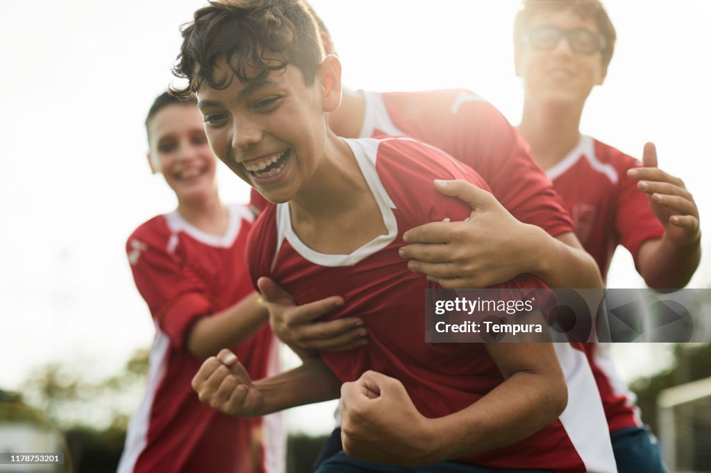 足球運動員慶祝進球。
