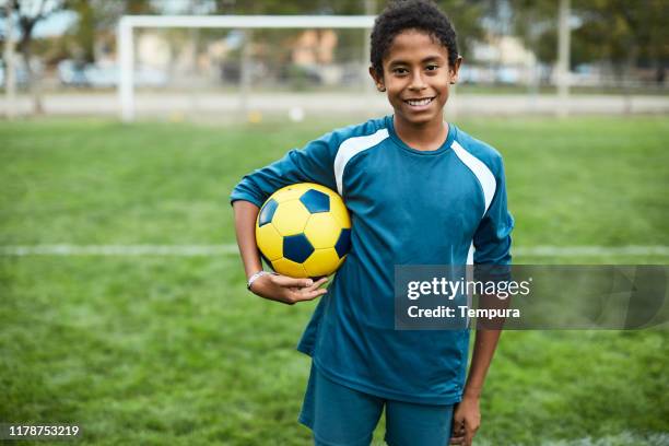 teenage fußballer porträt blick auf die kamera. - portuguese liga stock-fotos und bilder