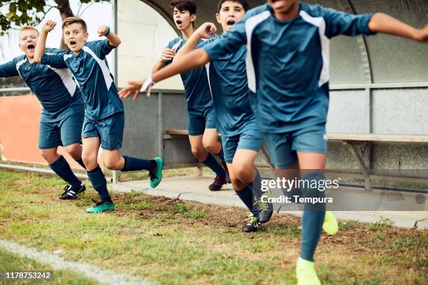 los jugadores de reserva celebran un gol anotado por su equipo. - subs bench fotografías e imágenes de stock