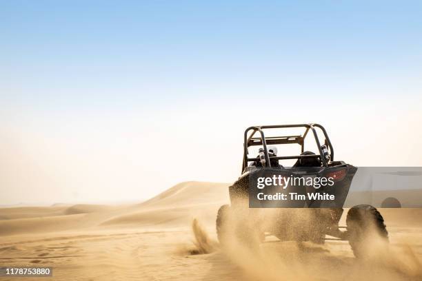 dune buggy ride in the desert, qatar - qatar desert foto e immagini stock