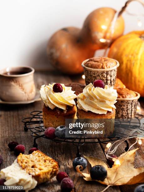 pumpkin cupcakes with cream cheese frosting,pumpkin cupcakes,christmas food,christmas food - pumpkin decoration stock pictures, royalty-free photos & images