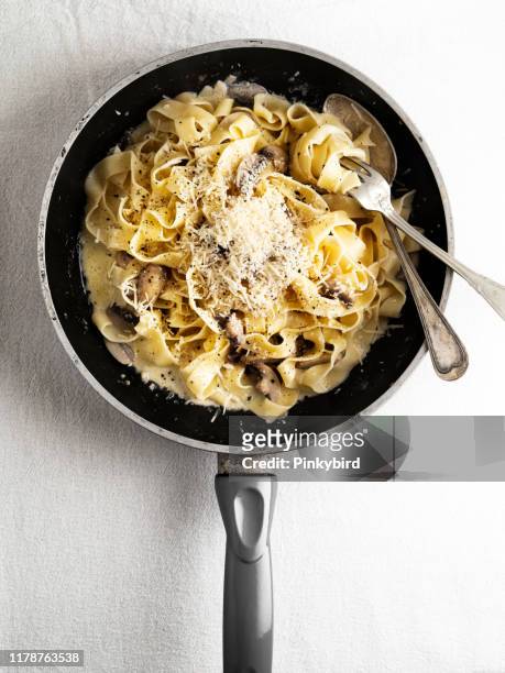 creamy pasta with mushroom,linguini pasta and mushroom,creamy tagliatelle with mushrooms and parmesan cheese, - macarrão imagens e fotografias de stock