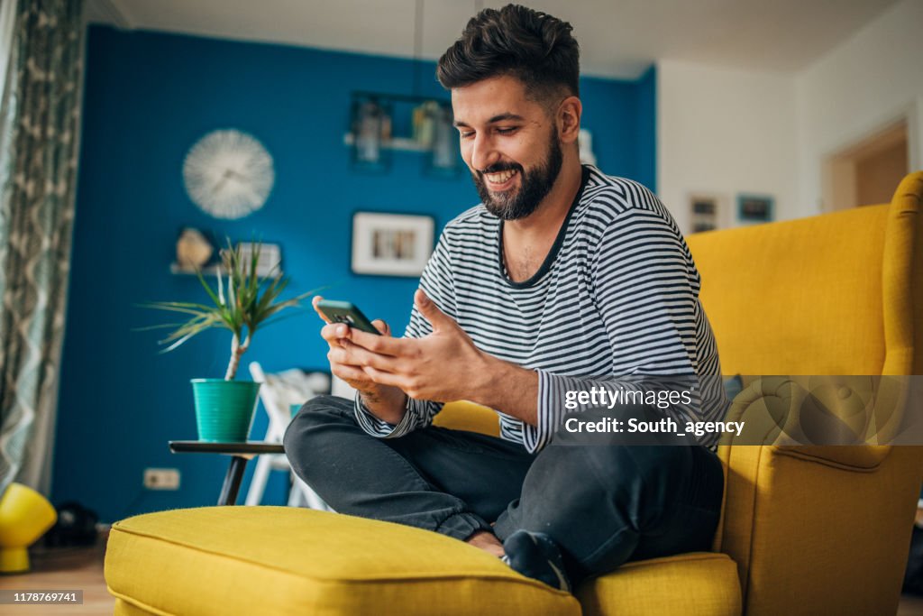 Hombre usando el teléfono