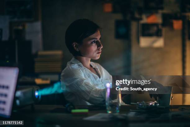 polizistin arbeitet spät - detektiv stock-fotos und bilder