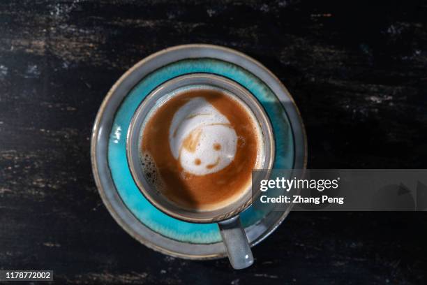 smile face pattern on latte - anthropomorphic face stockfoto's en -beelden