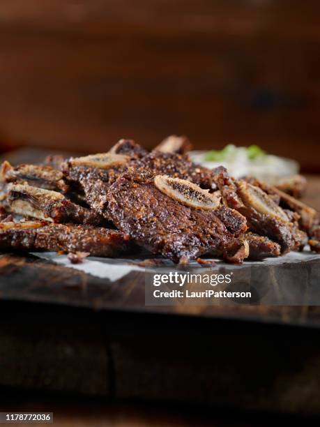 droge knoflook rund korte ribben - beef ribs stockfoto's en -beelden