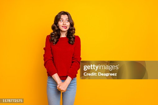 Foto von ziemlich lockig wellig charmante nette nette nette gute Freundin stehen zögerlich und schüchtern Blick weg auf etwas mit Händen gefaltet isoliert über gelb lebendige Farbe Hintergrund Foto von ziemlich lockig wellig charmante nette nette nette gute Freundin stehen zögerlich und schüchtern Blick weg auf etwas mit Händen gefaltet isoliert über gelb lebendige Farbe Hintergrund