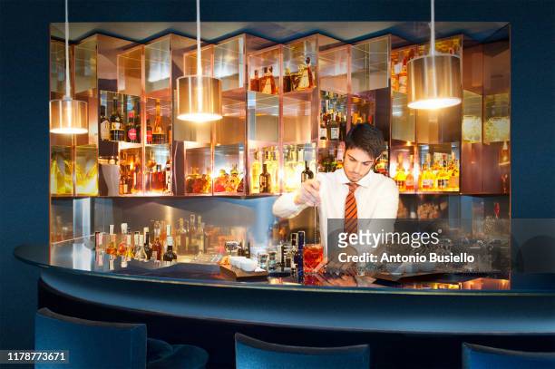 bartender mixing up a cocktail - cocktail making fotografías e imágenes de stock