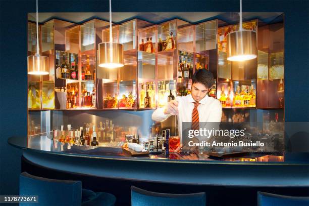 bartender mixing up a cocktail - bartender mixing drinks stockfoto's en -beelden