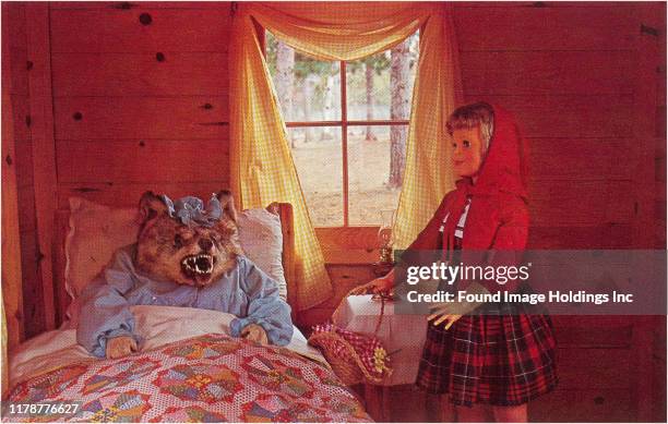 Tableau depicting the moment Little Red Riding Hood discovers the wof in her grandmother's bed.