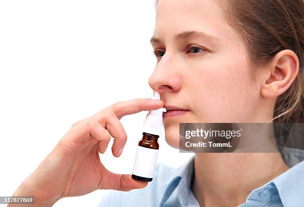mulher com um spray nasal - nariz humano imagens e fotografias de stock
