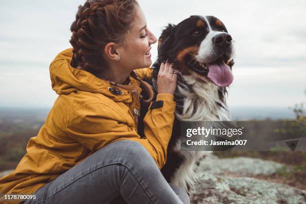 mujer joven con perro - san bernardo fotografías e imágenes de stock