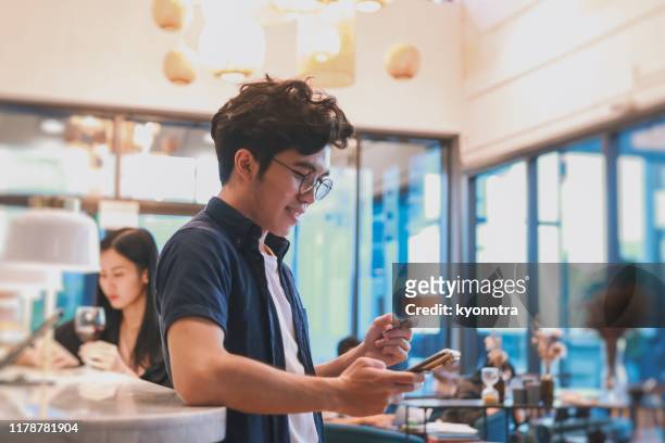 ordering and paying at coffe shop with contactless  payment - digital payment imagens e fotografias de stock
