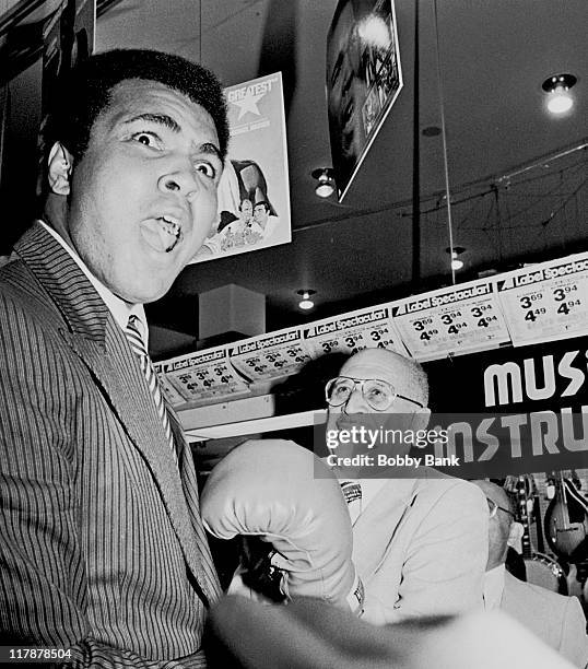 Sam Goodie Professional Boxing Record Of Muhammad Ali Photos and Premium High Res ...