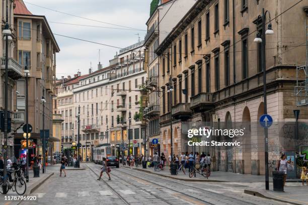 straat scène in milaan, italië - milanese stockfoto's en -beelden