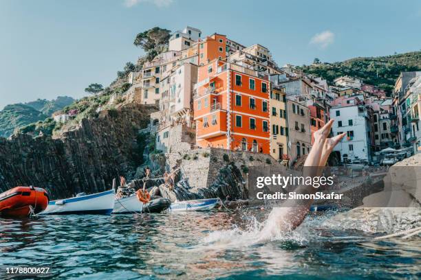 vrouw dompelen in water - liguria stockfoto's en -beelden