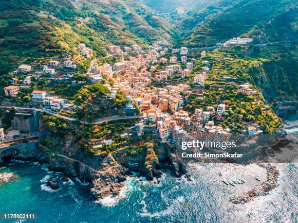 città in montagna che sovrasta il mare tranquillo, cinque terre, italia - liguria foto e immagini stock