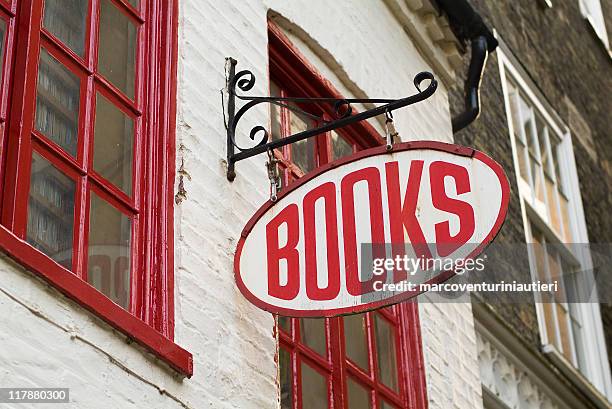 bücher: buchhandlung-schild-englischer sprache - bookshop stock-fotos und bilder