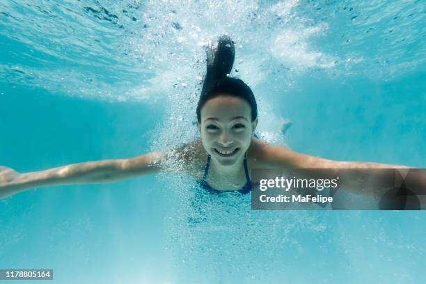 leende ung flicka dykning underwater - underwater diving bildbanksfoton och bilder