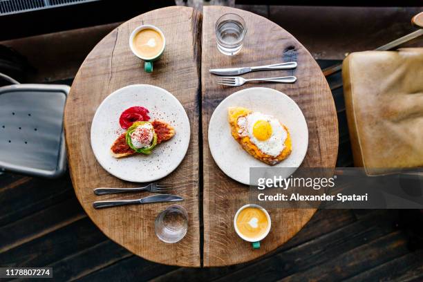 directly above view of a brunch at the cafe for two people - tafel voor twee stockfoto's en -beelden