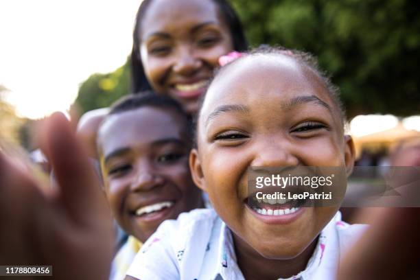 selfie di famiglia al parco - family with two children foto e immagini stock