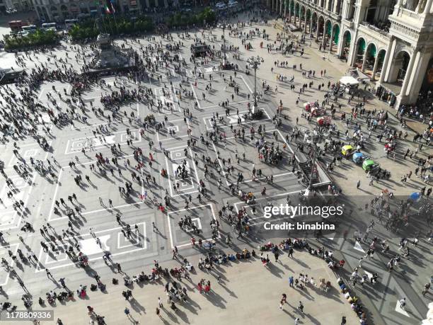 blick von oben piazza duomo milano - domplatz stock-fotos und bilder