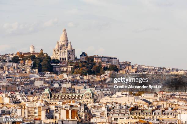 montmartre and sacre coeur basilica high angle view, paris, france - montmartre stock-fotos und bilder