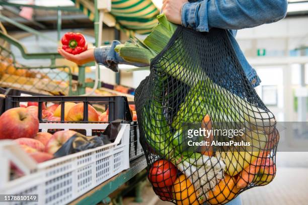 水果和蔬菜在黑色棉網可重複使用袋，零廢物購物在戶外市場 - black market 個照片及圖片檔
