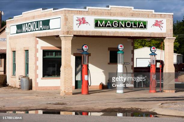 historic magnolia gas station in shamrock, texas - 1920 1929 stock pictures, royalty-free photos & images