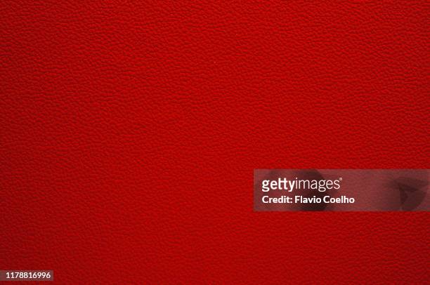 dark red synthetic leather - leder stock-fotos und bilder