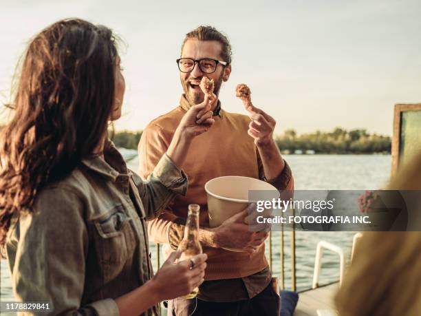 einde van de zomer - fried chicken stockfoto's en -beelden