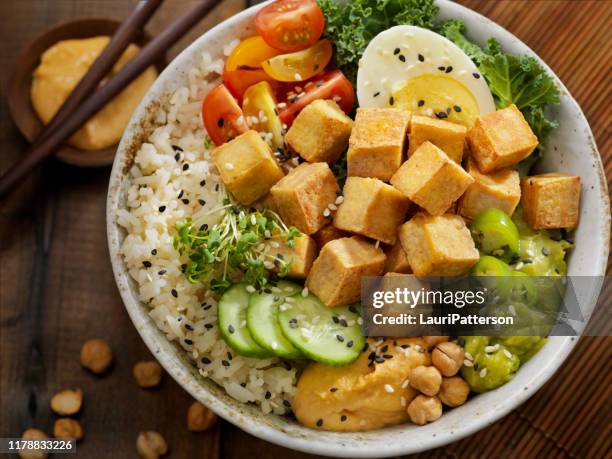 gegrillte tofu buddha schale - sojabohnensprosse stock-fotos und bilder
