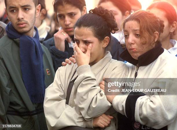 Des jeunes gens pleurent lors de la marche silencieuse dans les rues de Toulouse, le 15 décembre, pour rendre hommage à Habib, qui a été tué par...