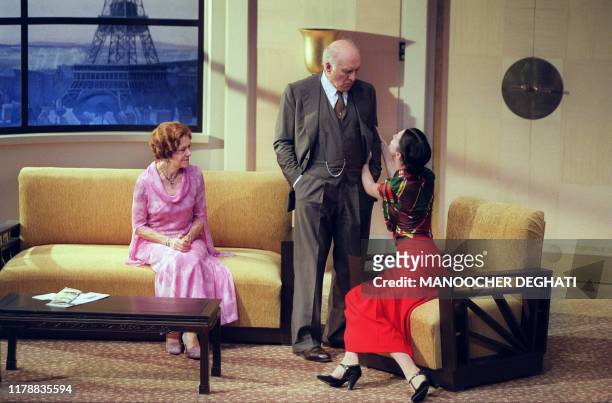 Le comédien français Michel Piccoli interprète lors d'une répétition, le 06 septembre 2001 au Théâtre Edouard VII à Paris, le rôle d'Albert, au côté...