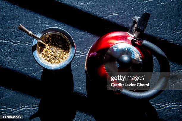 bebidas calientes: mate y pava sobre fondo negro. - fondo negro stockfoto's en -beelden