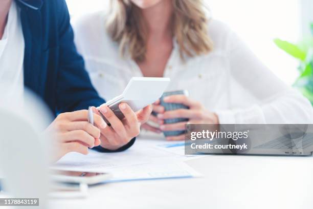 jong stel werkt aan hun huis financiën. - saving for the future stockfoto's en -beelden