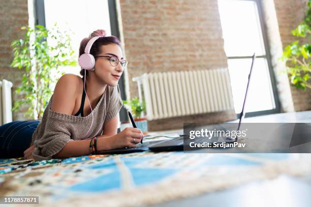 she's an online learner - design students stock pictures, royalty-free photos & images