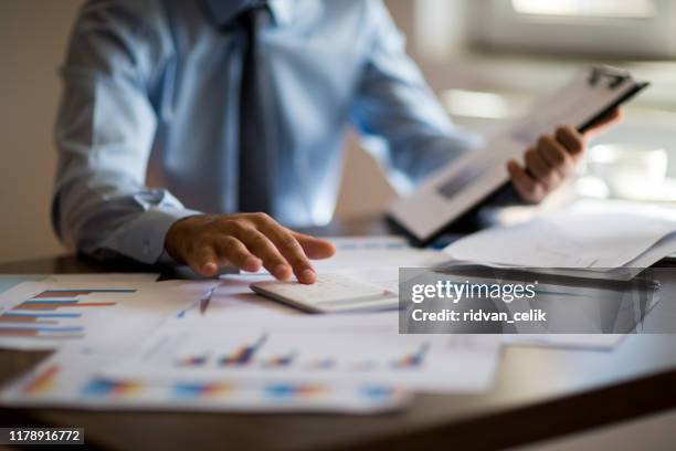 business accounting concept, business man met behulp van calculator met computer laptop, budget en lening papier in office. - (finance) stockfoto's en -beelden