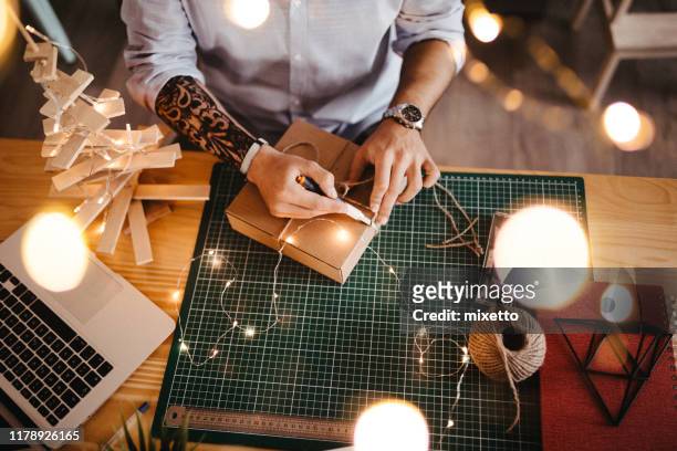 schrijven in kerstkaarten met liefde - christmas party office stockfoto's en -beelden