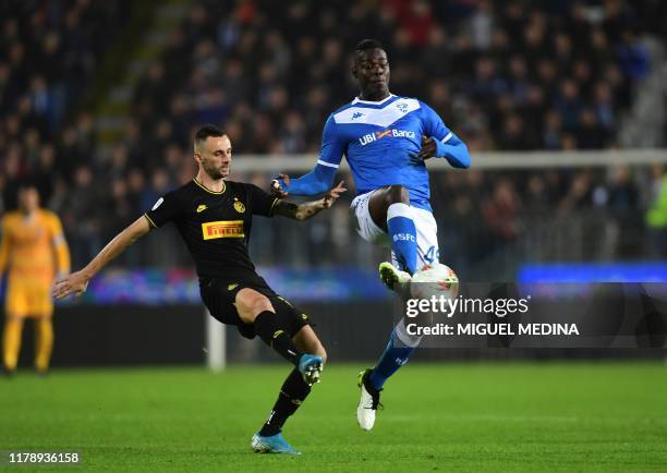 Inter Milan's Croatian defender Marcelo Brozovic vies with Brescia's Italian forward Mario Balotelli during the Italian Serie A football match...