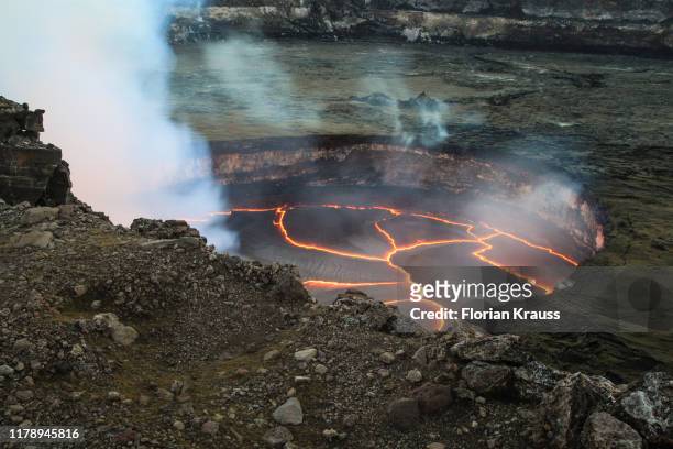 halemaumau crater - vulcão kilauea - fotografias e filmes do acervo