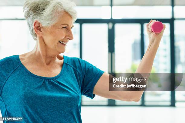 bewegung ist ein wichtiger bestandteil der täglichen gesundheit - krafttraining stock-fotos und bilder