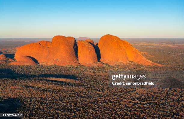 vista aérea de kata tjuta en el sol de la tarde - parque nacional uluru kata tjuta fotografías e imágenes de stock